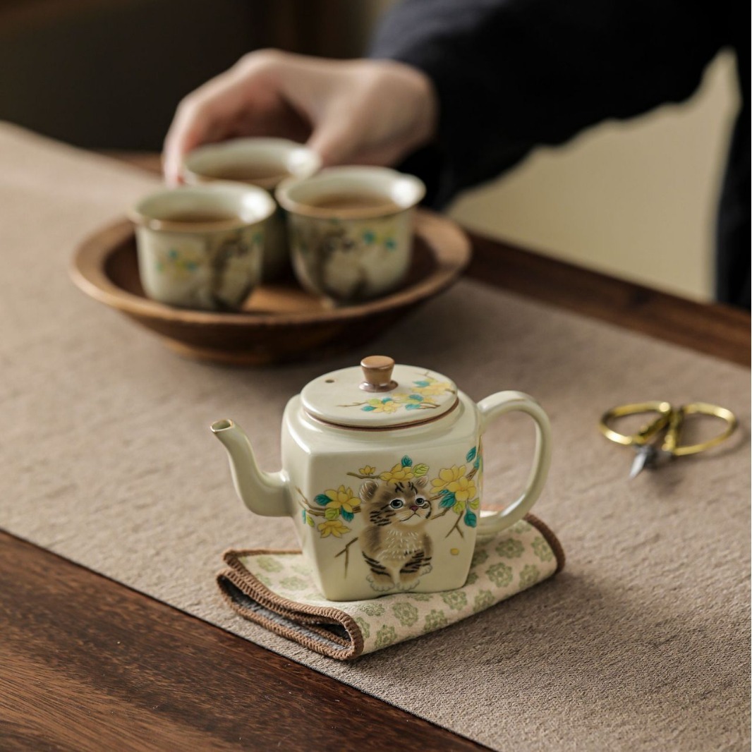 仿宋汝窯米黃萌貓四方壺