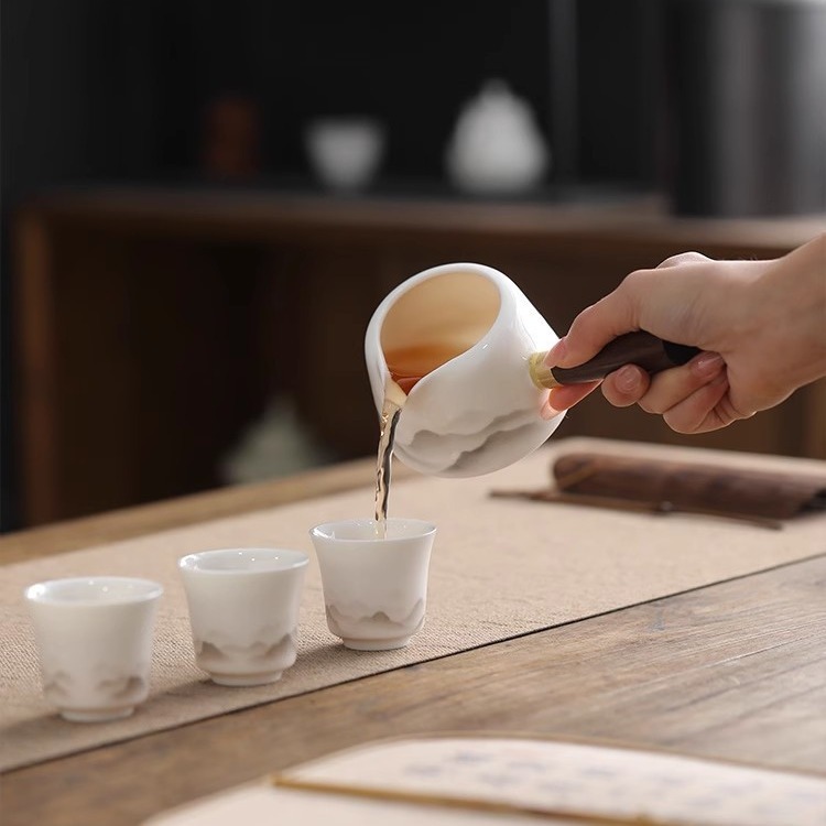 羊脂玉白側把公道杯