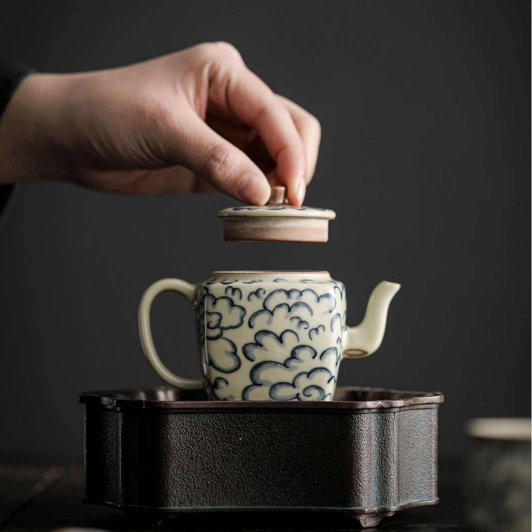 汝窯祥雲四方青花茶壺