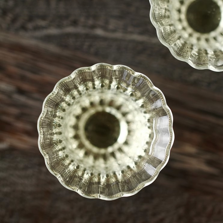 花瓣透明玻璃茶杯