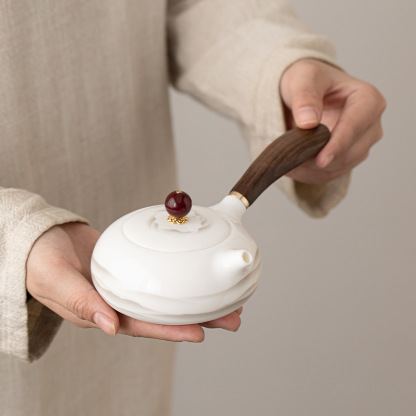 羊脂玉白瓷側把壺