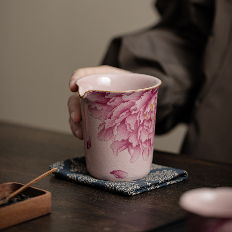 粉色汝窯牡丹公道杯