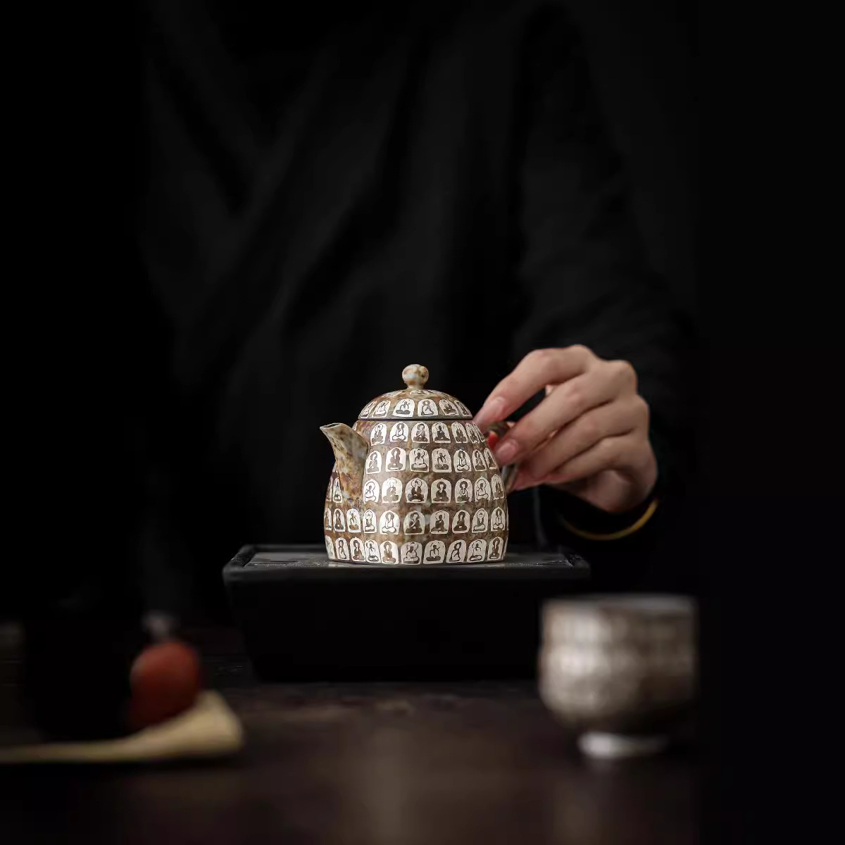 萬佛鎏銀闡釋四方壺