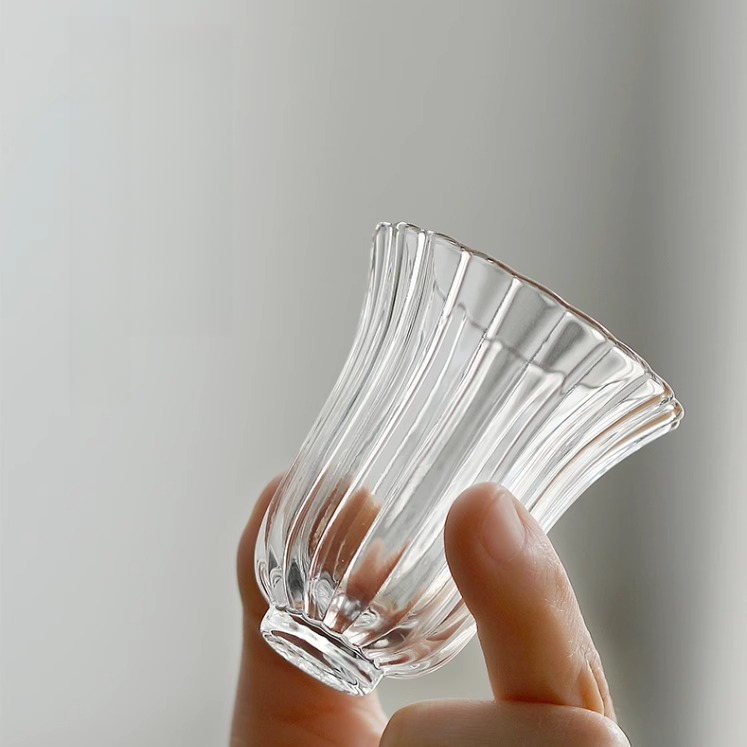 花瓣透明玻璃茶杯