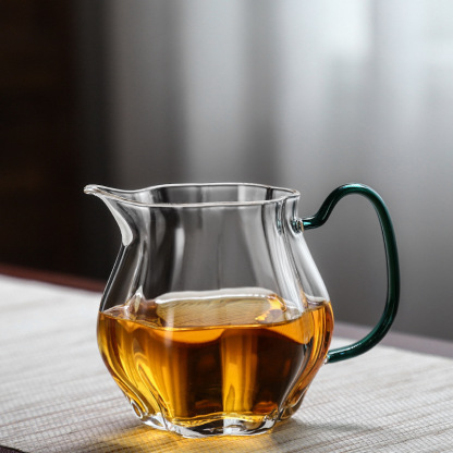 尖嘴彩色把手公道杯