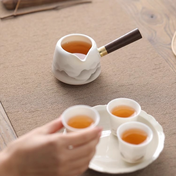 羊脂玉白側把公道杯