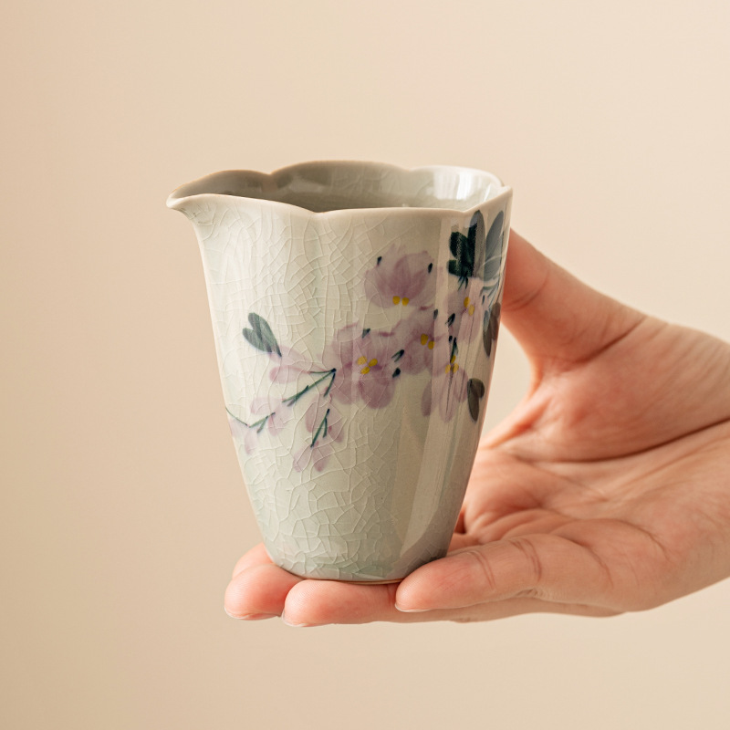 純手繪冰片玉蘭花陶瓷公道杯