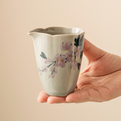 純手繪冰片玉蘭花陶瓷公道杯