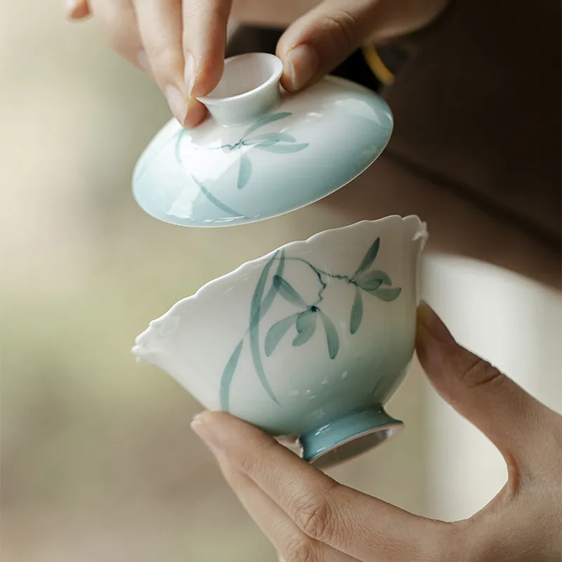 玉泥手繪蘭花漸變藍手繪花口蓋碗