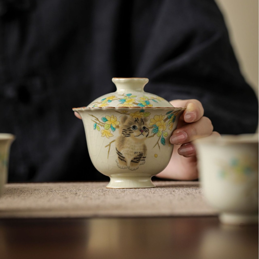 汝窯米黃萌貓二才蓋碗