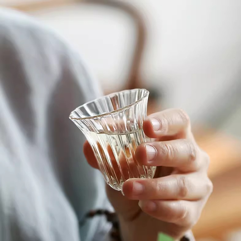 花瓣透明玻璃茶杯