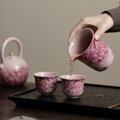 粉色汝窯牡丹公道杯