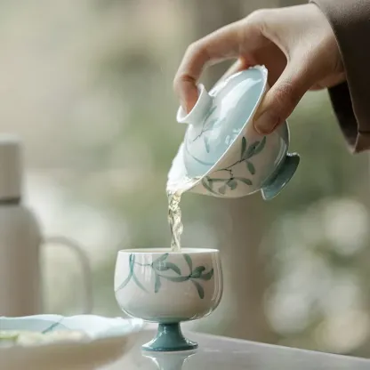 玉泥手繪蘭花漸變藍手繪花口蓋碗