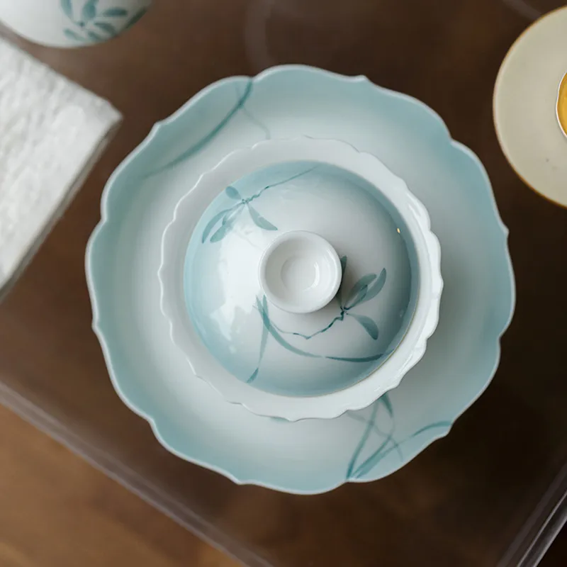 玉泥手繪蘭花漸變藍手繪花口蓋碗