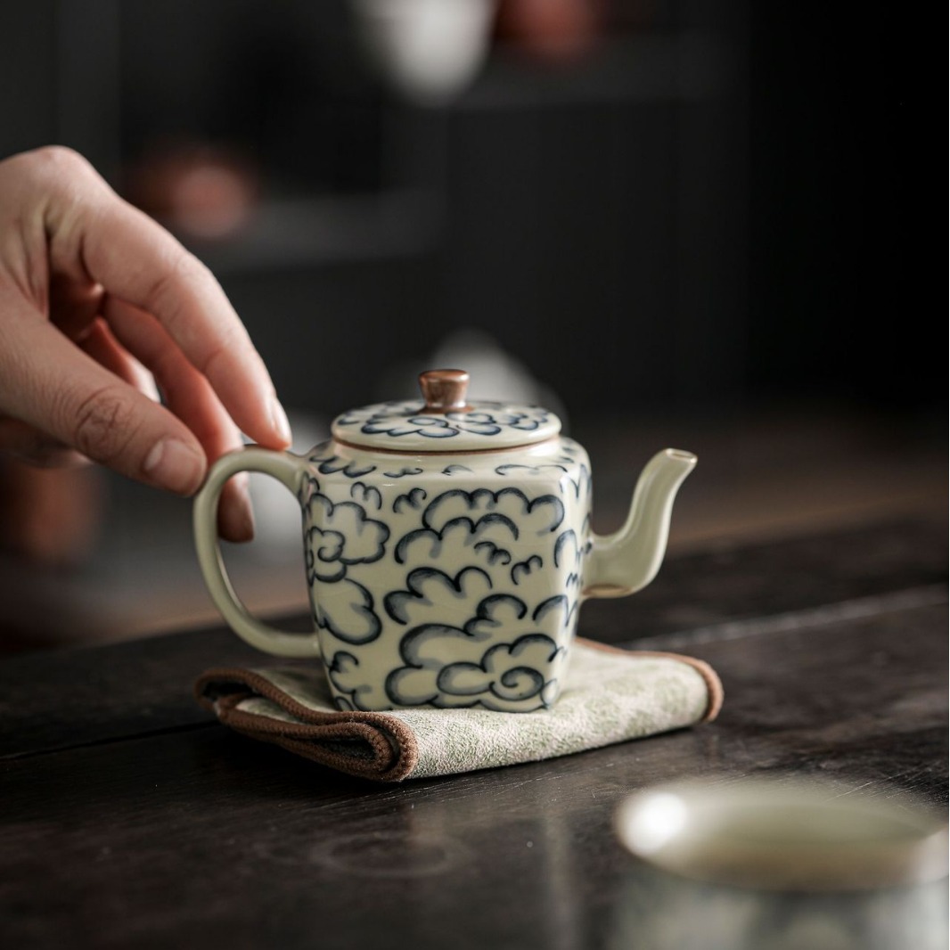 汝窯祥雲四方青花茶壺