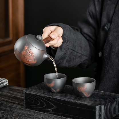 紫陶荷花側把壺