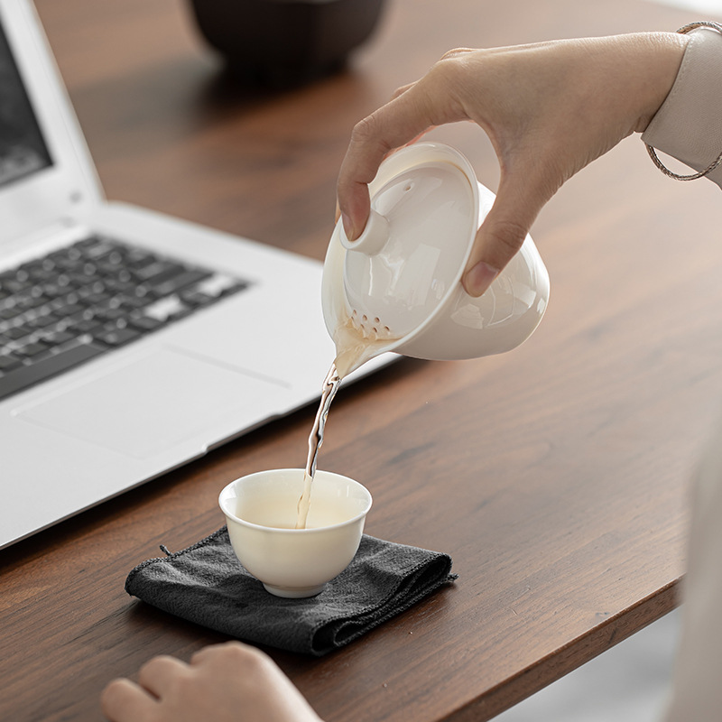 羊脂玉白瓷手抓壺