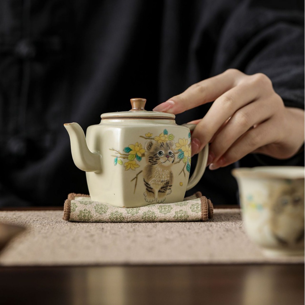 仿宋汝窯米黃萌貓四方壺