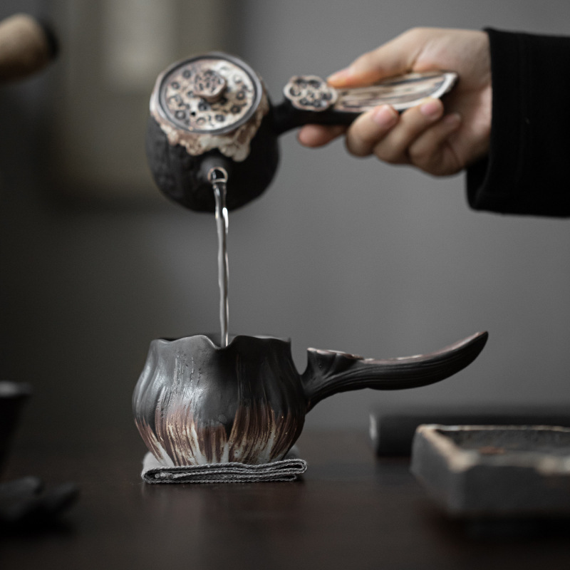 侘寂風手工浮雕蓮香公道杯