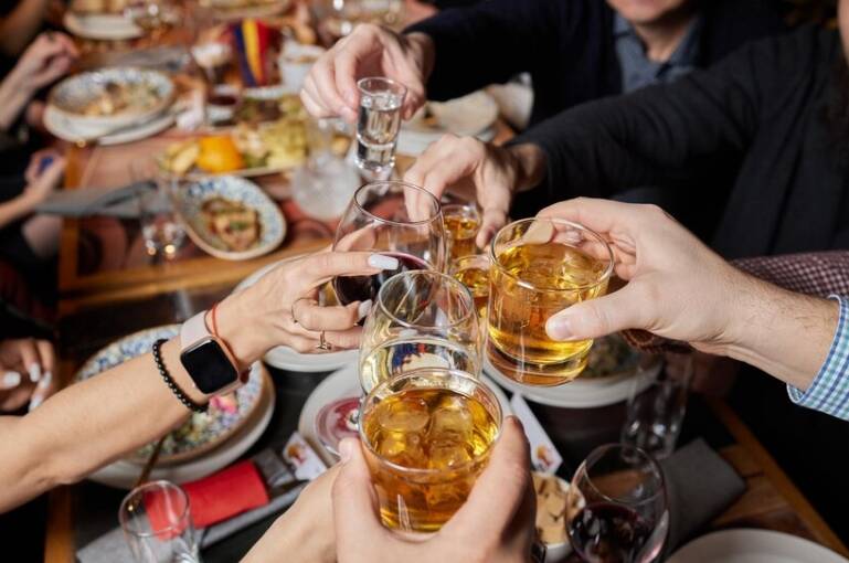 健康網》聚餐別空腹喝酒研究：罹胃癌機率大增56％ - 自由健康網