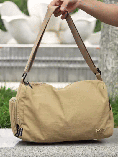 Fashionable large capacity shoulder bag waterproof and versatile