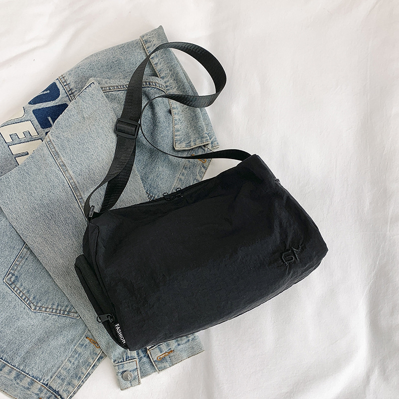 Fashionable large capacity shoulder bag waterproof and versatile