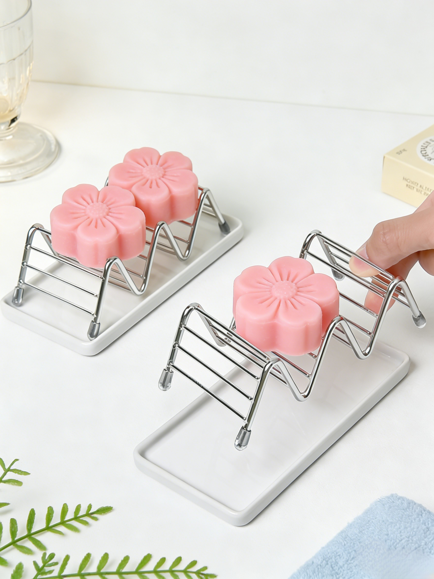 W-shaped soap holder