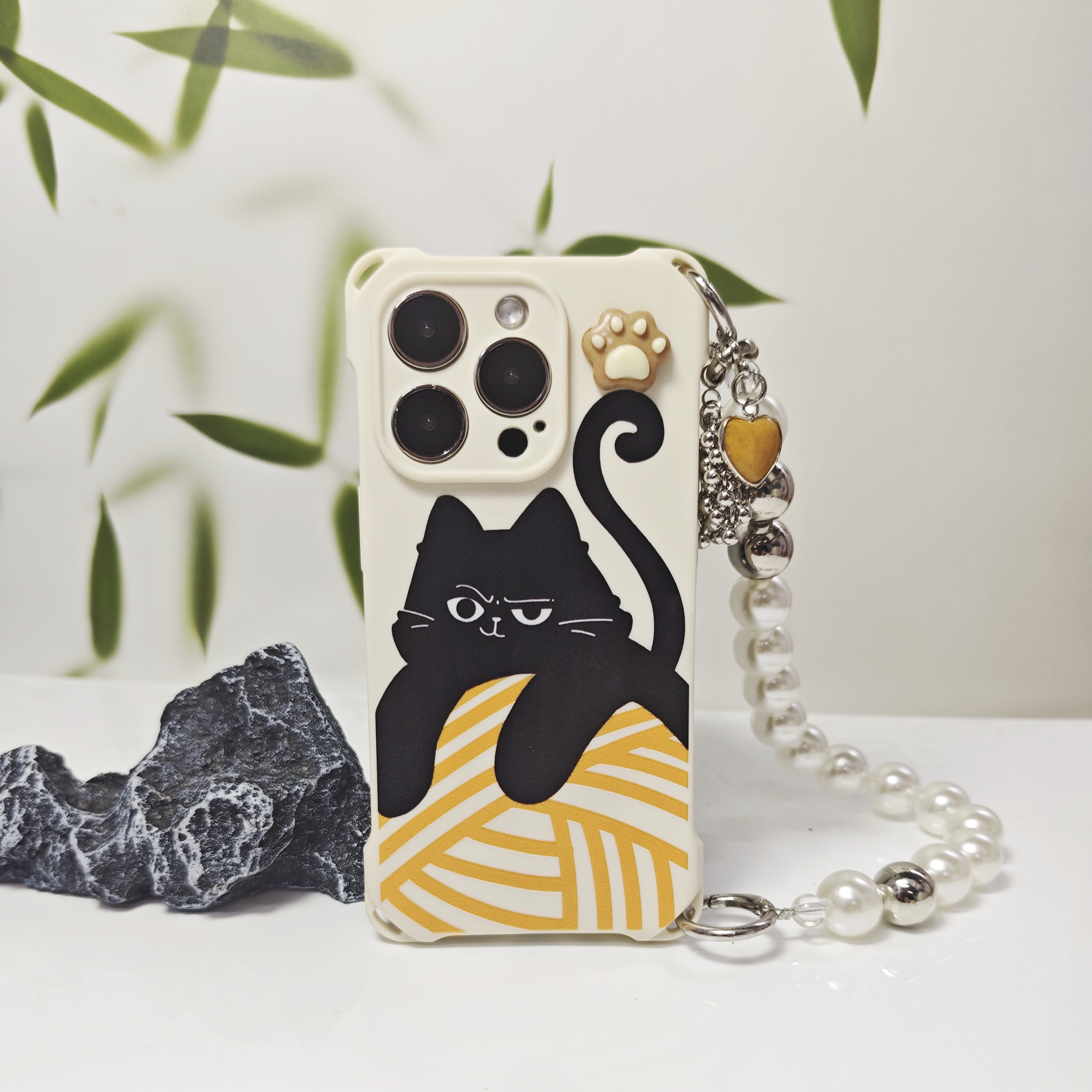 オレンジの毛糸と黒猫デザインのスマホケース、四隅ストラップ付き、iPhone対応