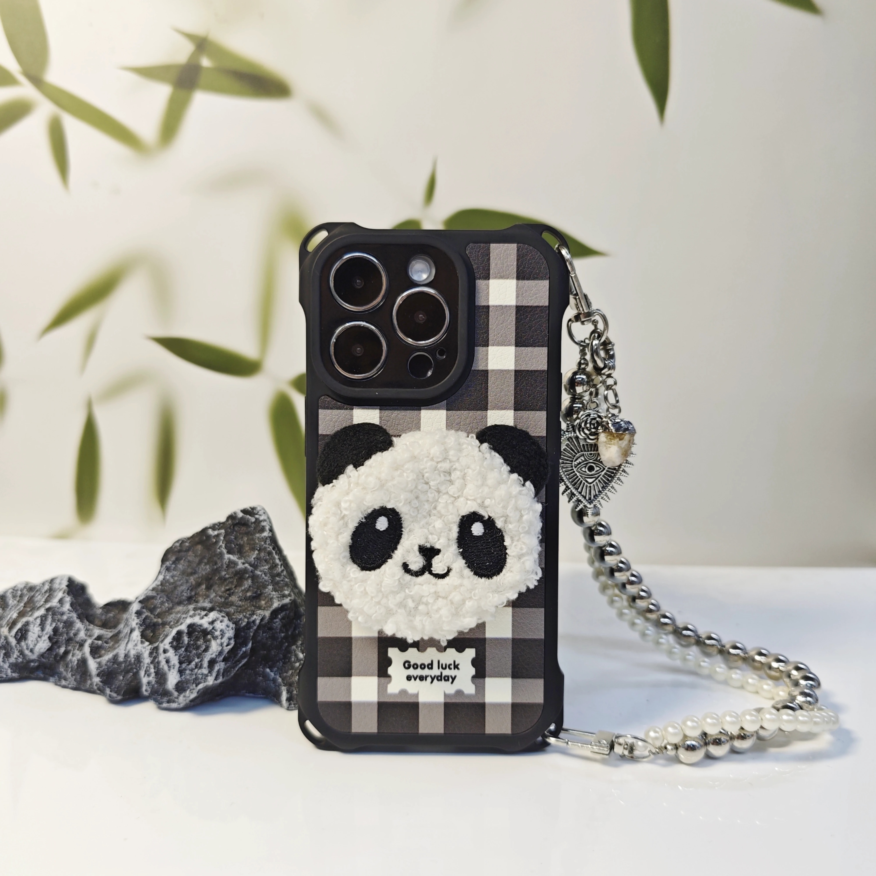 黒いかわいい3Dパンダぬいぐるみと柔らかいラムスキンのスマホケース、iPhone対応