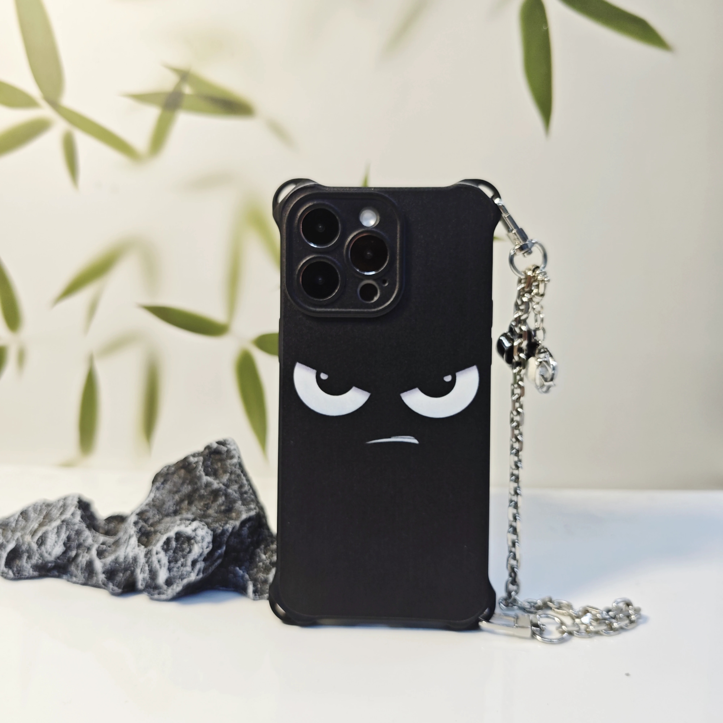 個性的でキュートなダークスタイル怒り顔デザイン耐衝撃スマホケース iPhone 16/15/14/13/12 対応