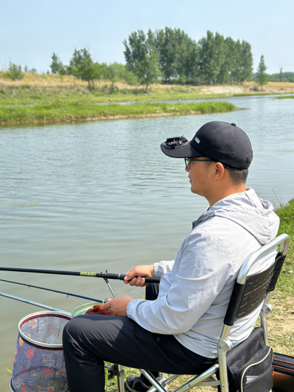 หมวกแก๊ปพร้อมพัดลมชาร์จแบตด้วยพลังงานแสงอาทิตย์