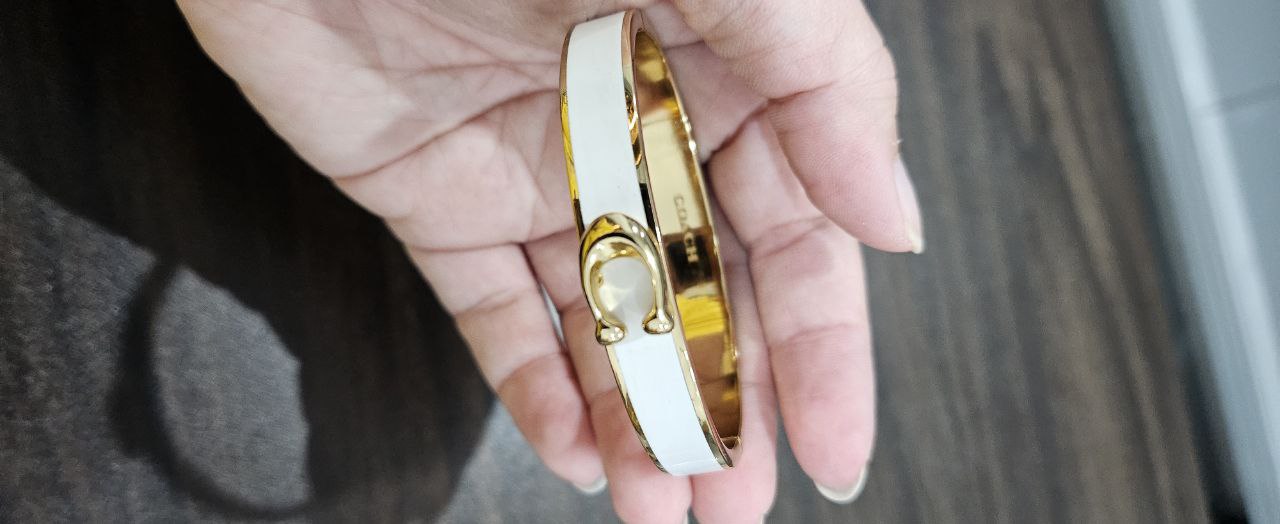 [S] COACH C LOGO BANGLE,GOLD/WHITE  (SIN738)