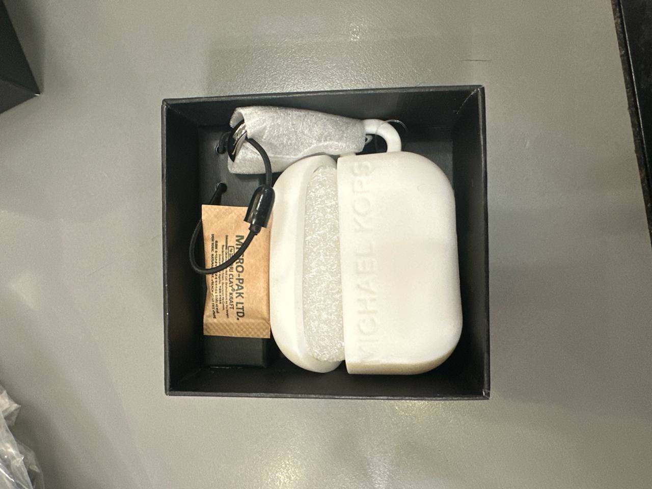 [S] MICHAEL KORS GIFTING LOGO EMBOSSED CASE FOR APPLE AIRPODS PRO,BRIGHT WHITE  (SIN717)