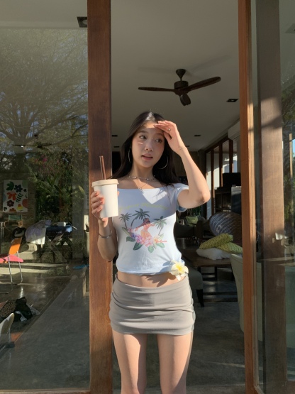 Wide-neck, open-shoulder T-shirt in light blue, Baby Blue tone, short sleeves, highly stretchable, form-fitting, easy to match.