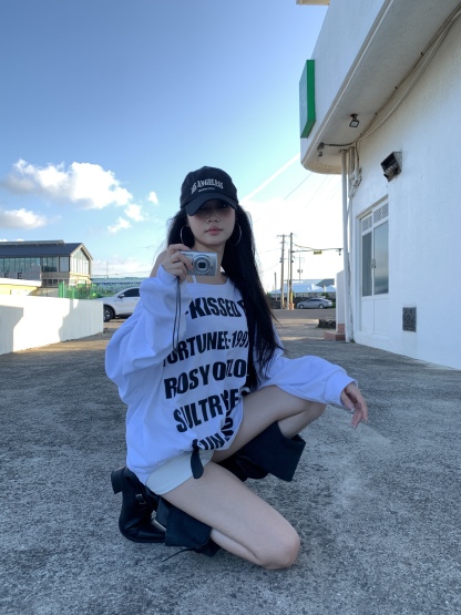 Loose long-sleeved sweater with slanted shoulder design