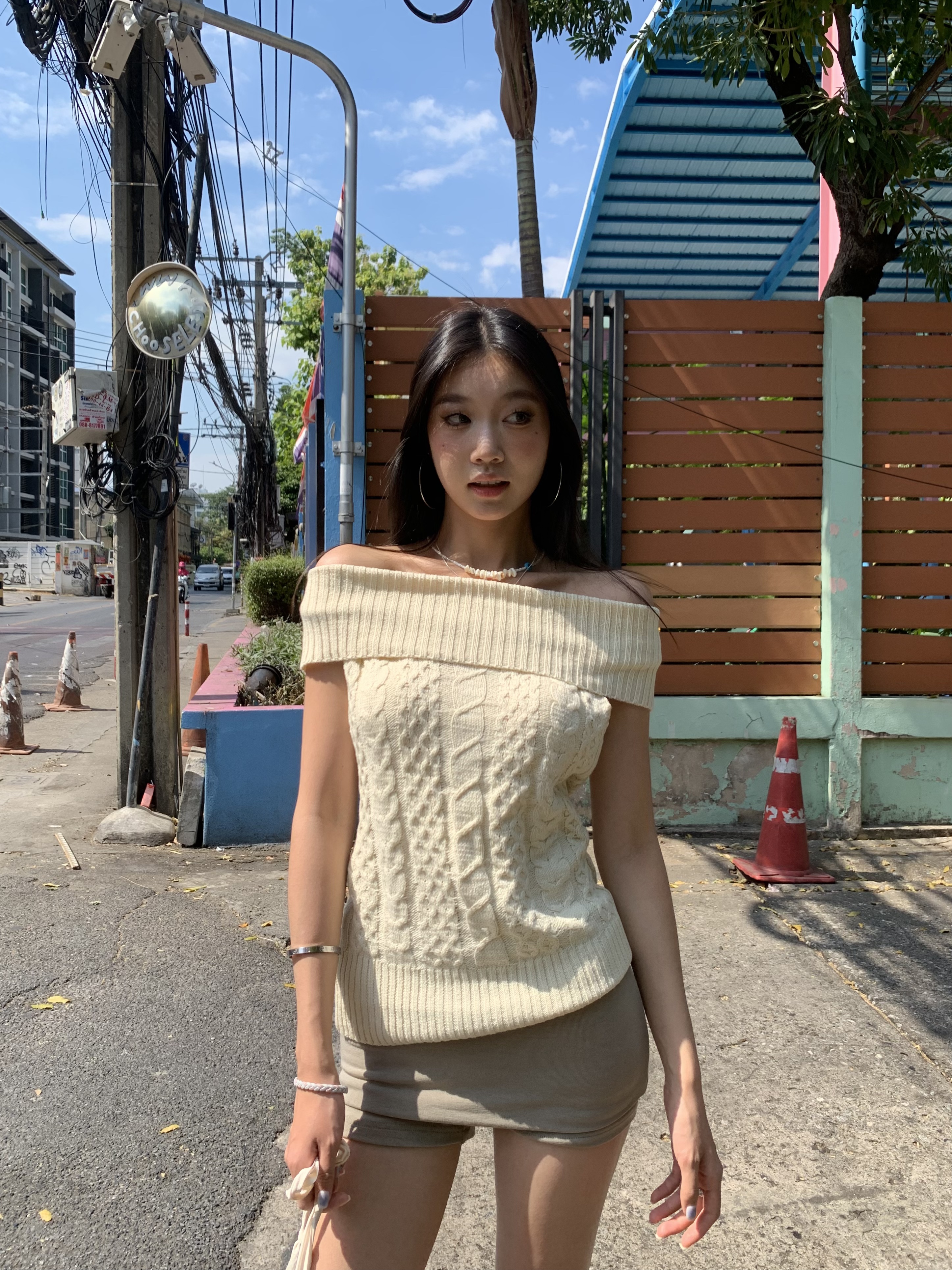 Off-shoulder short-sleeved knitted shirt with a fitted knitted pattern