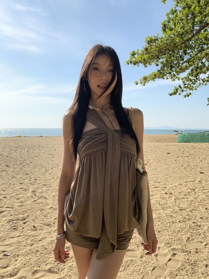 A casual dress with a single strap on one side, a twisted design at the chest, slimming the figure, a chic look designed for summer