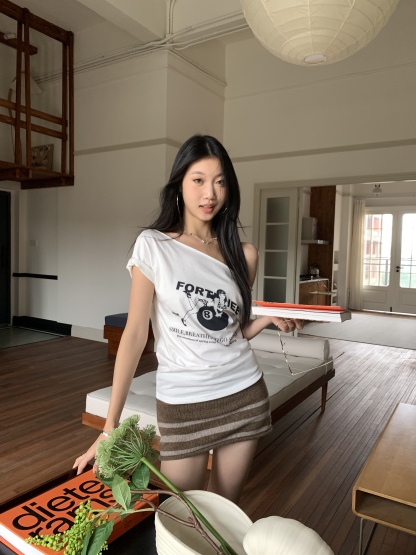 Short skirt with holes at the end, knitted with folded waist, low waist