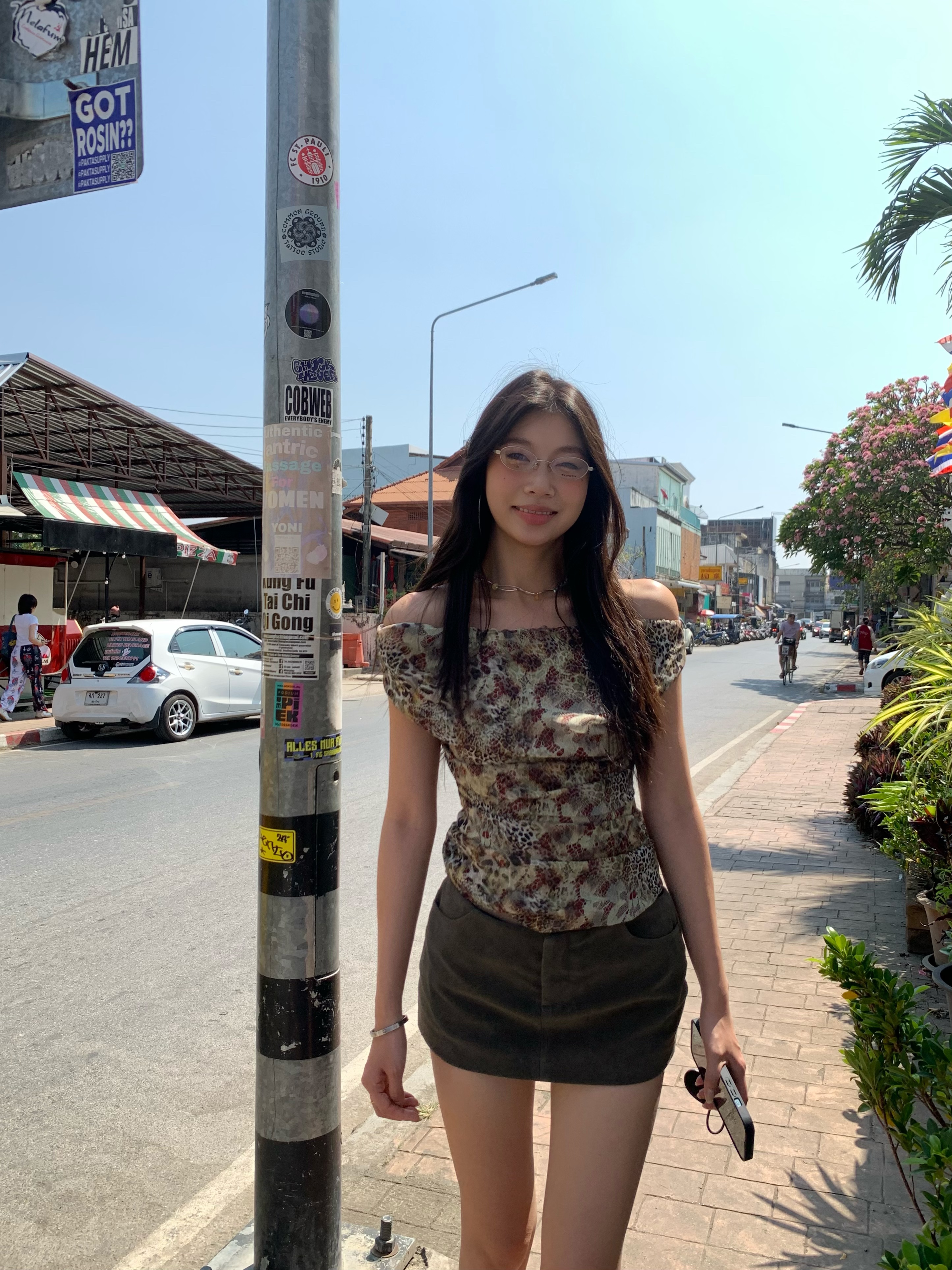 Leopard print off-shoulder top, vintage style, slim-looking, can be worn on many occasions, unique