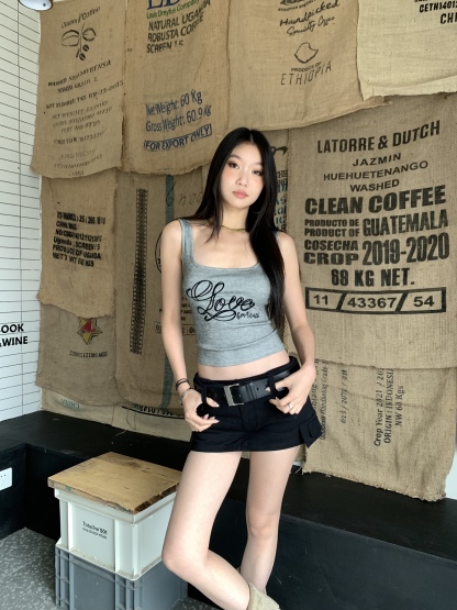 U-neck strapless top, showing the back, short style