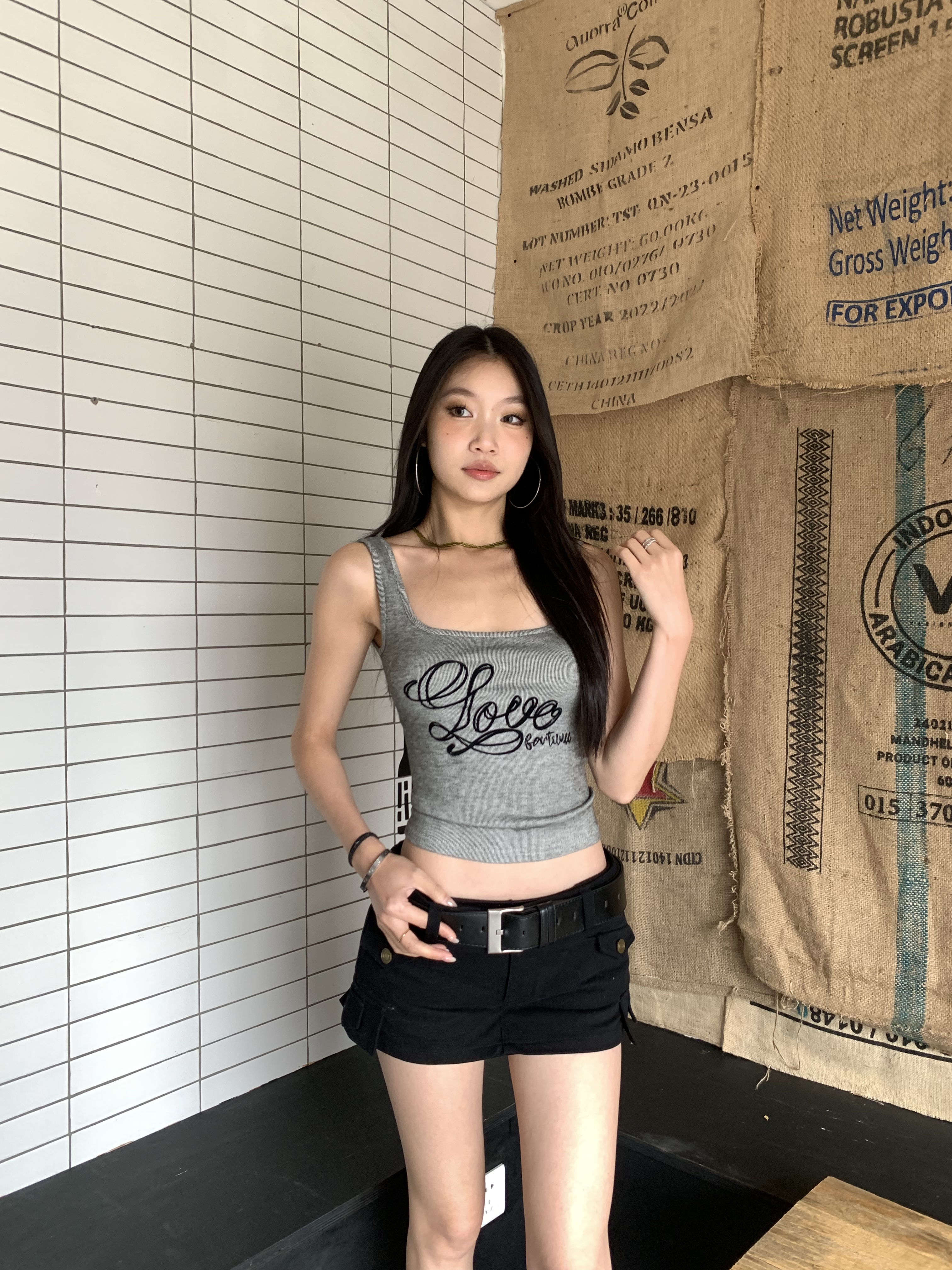 U-neck strapless top, showing the back, short style