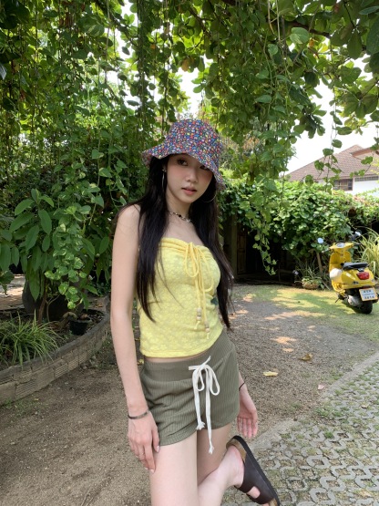 Spicy tube top, comfortable to wear, Western style, perfect for outings. Available in 2 colors with a floral pattern.