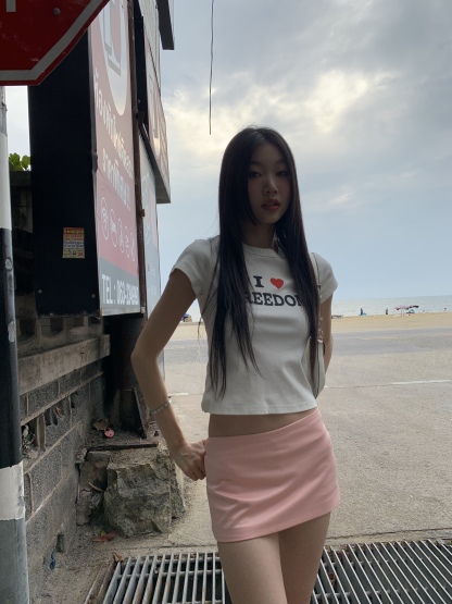 Low-waisted pink shorts skirt
