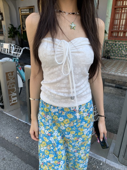 Spicy tube top, comfortable to wear, Western style, perfect for outings. Available in 2 colors with a floral pattern.