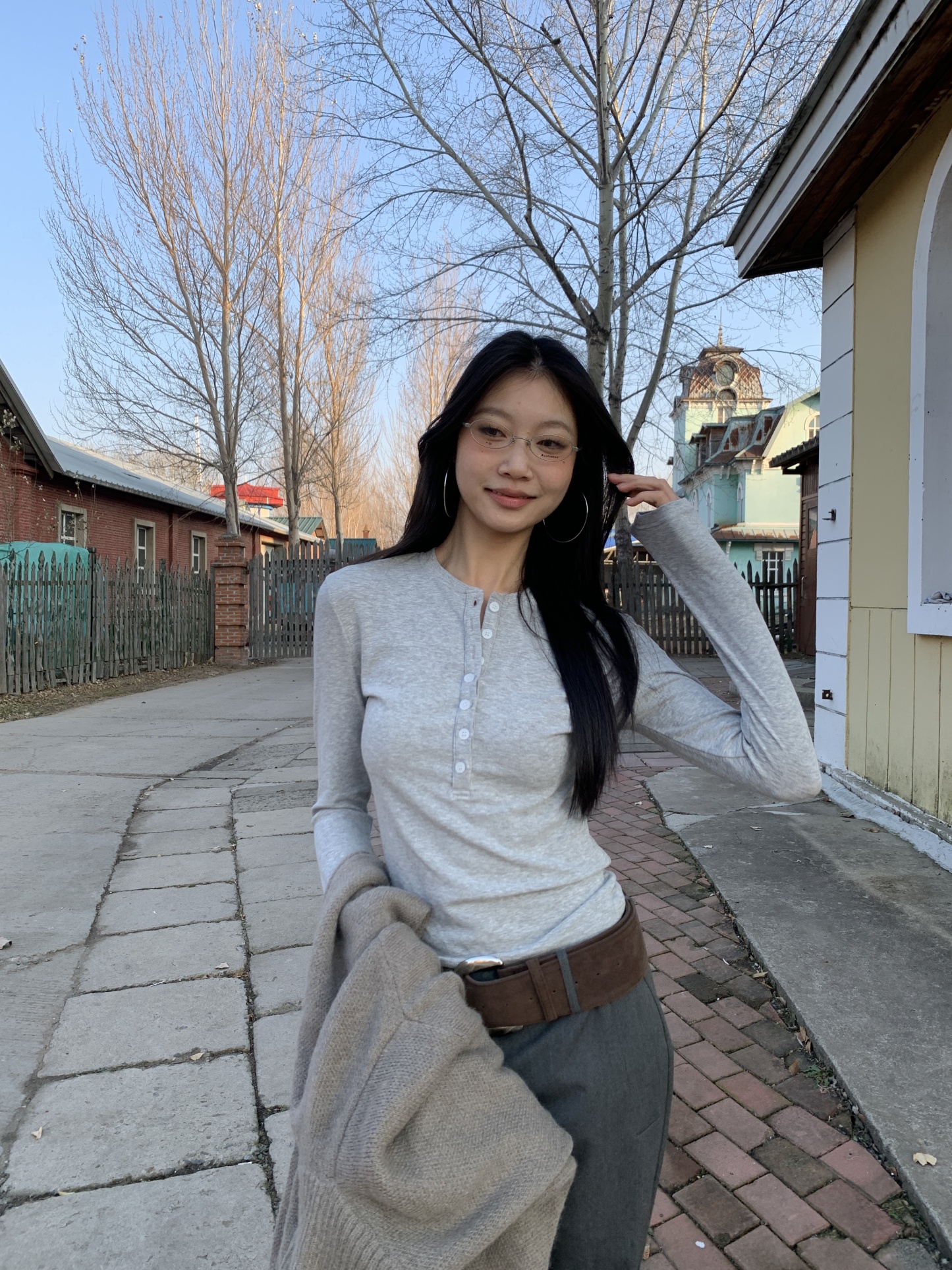 New minimalist long-sleeved T-shirt with round neck design