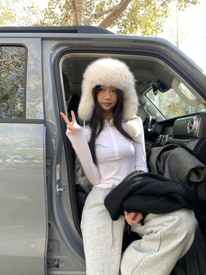 New minimalist long-sleeved T-shirt with round neck design