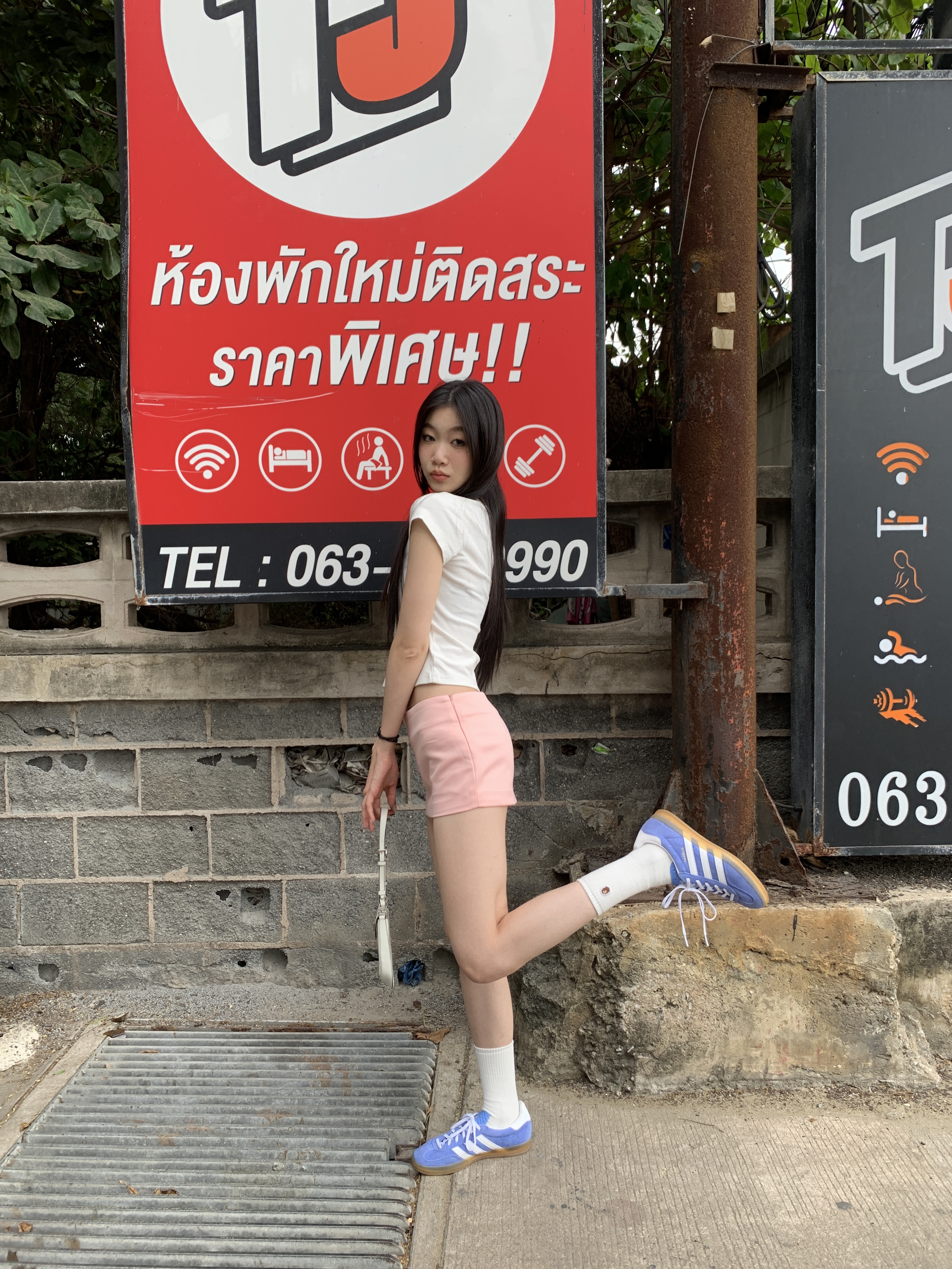 Low-waisted pink shorts skirt