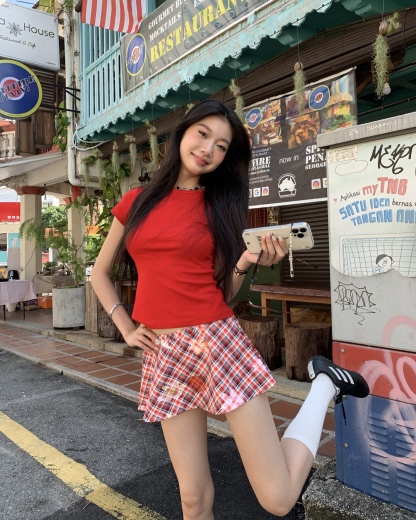 White and red T-shirt Y2K fashion