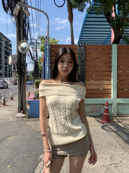 Off-shoulder short-sleeved knitted shirt with a fitted knitted pattern