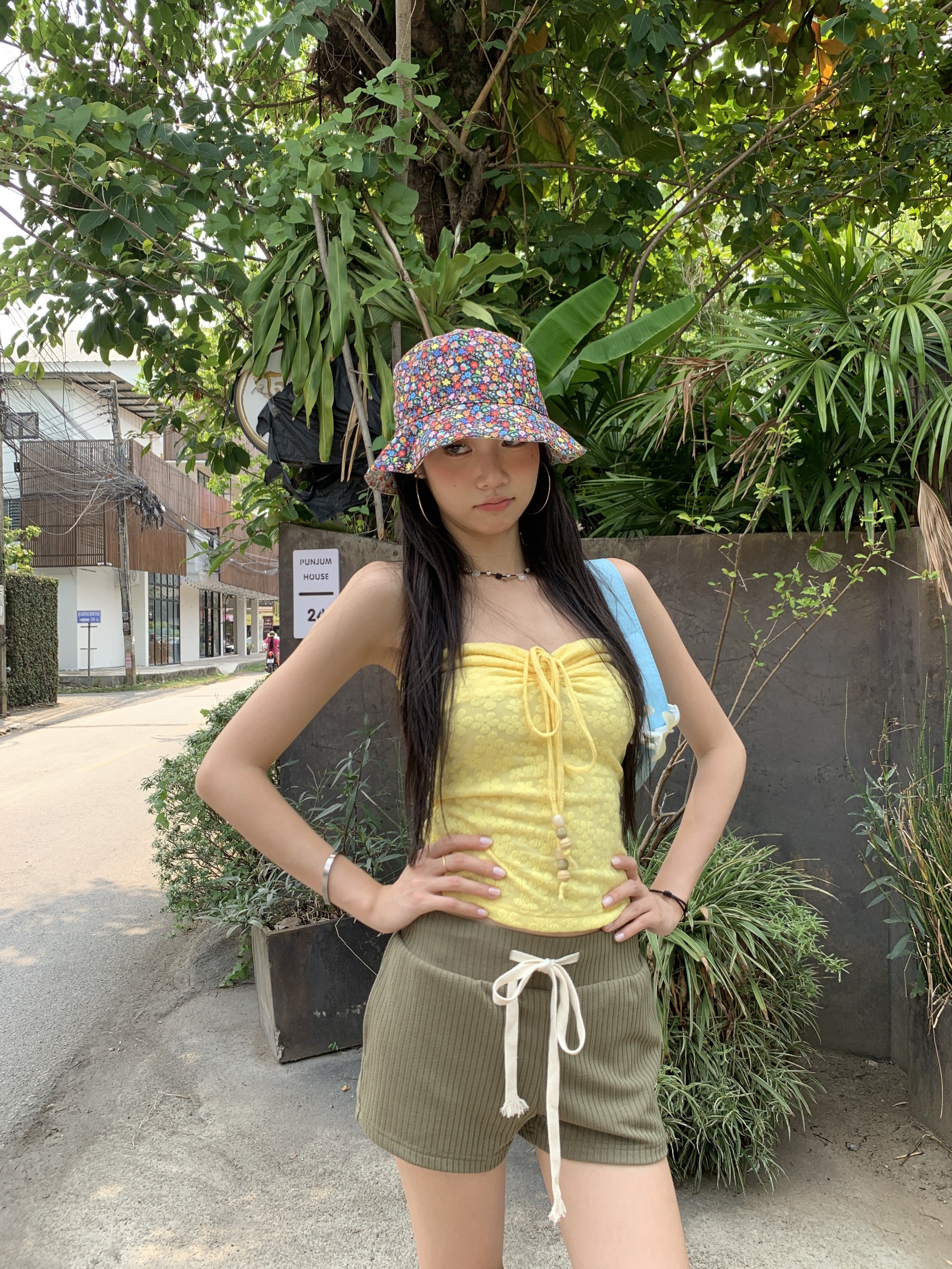 Spicy tube top, comfortable to wear, Western style, perfect for outings. Available in 2 colors with a floral pattern.